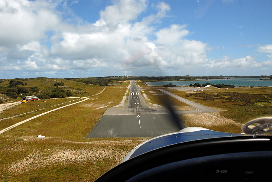 Aiming for threshold RWY 27 YRTI